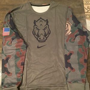 Arkansas Razorback sweat shirt.                  Youth XL.